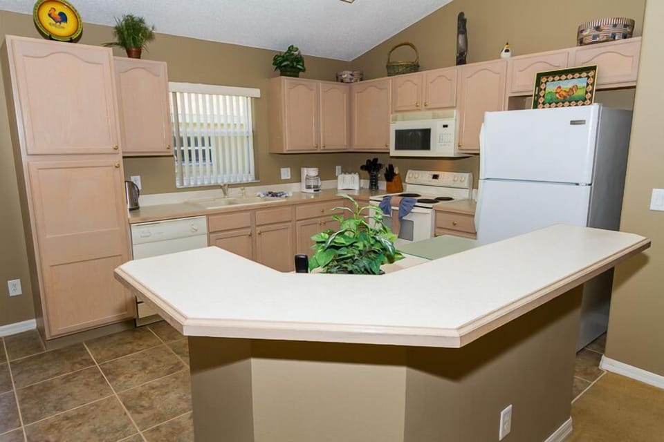 Fully equipped kitchen--spacious cooking area w/plenty of utensils and cookware.