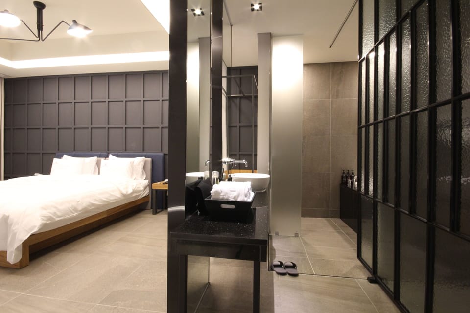 Premium Room | Desk, laptop workspace, blackout drapes, soundproofing
