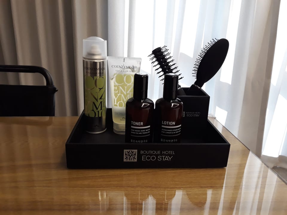 Separate tub and shower, deep soaking tub, free toiletries, hair dryer