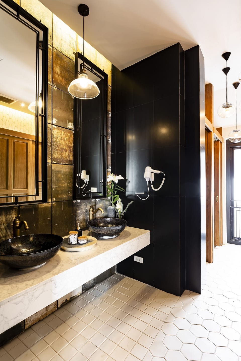 Shower, hydromassage showerhead, free toiletries, hair dryer