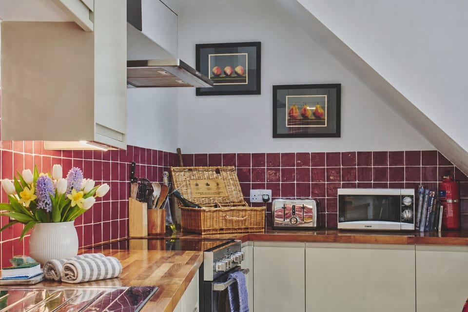 Family Cottage, Private Bathroom | Shared kitchen | Highchair