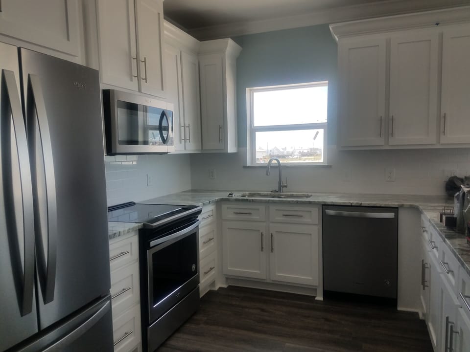 Fully loaded kitchen with all your cook should need!