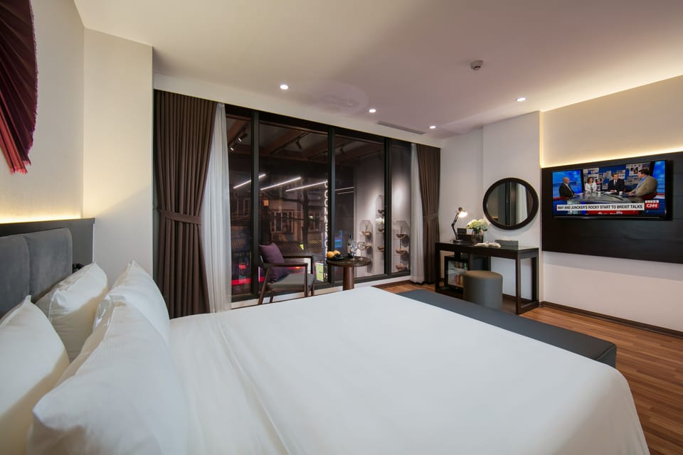 Suite Window Room | Premium bedding, memory foam beds, minibar, in-room safe