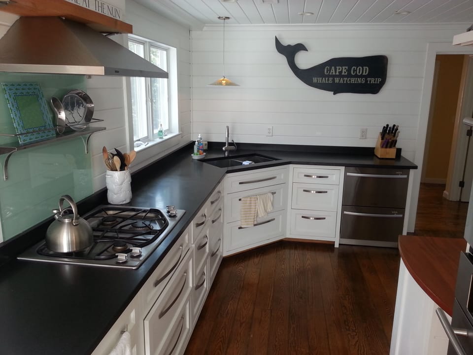 Beautiful kitchen - all
 appliances, ice maker/stove/oven dishwasher/gas stove
