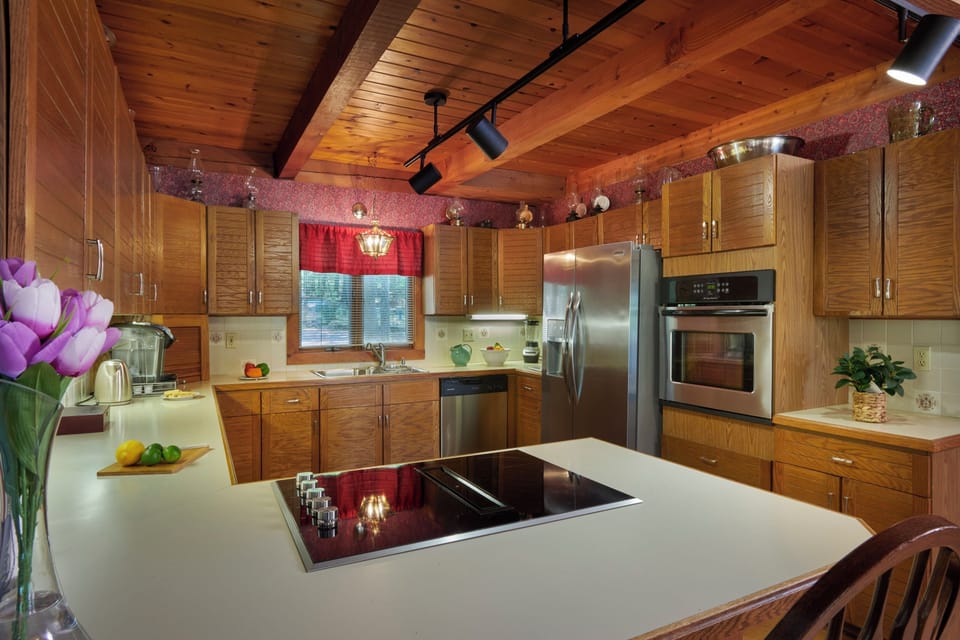 Kitchen and Breakfast Bar.