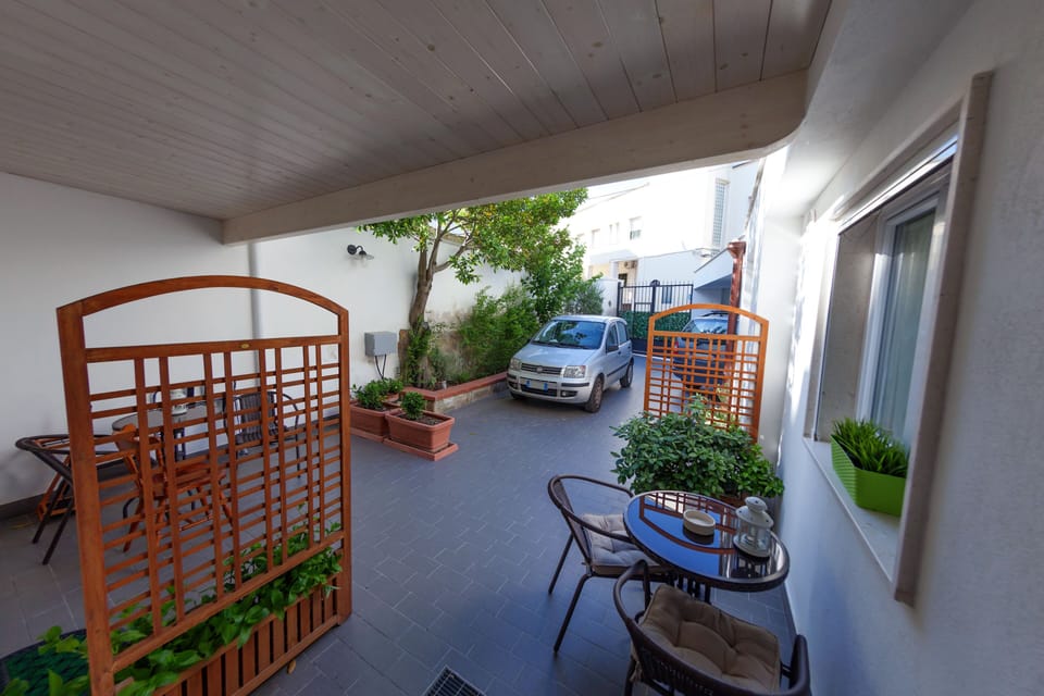 Cortile con parcheggio auto