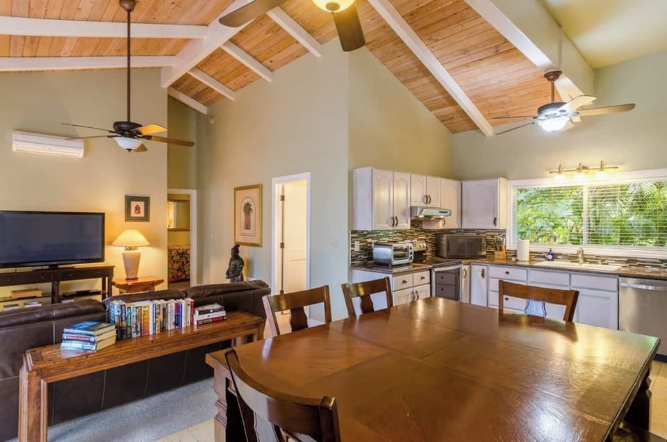 Open concept dining room for up to 6 with AC.