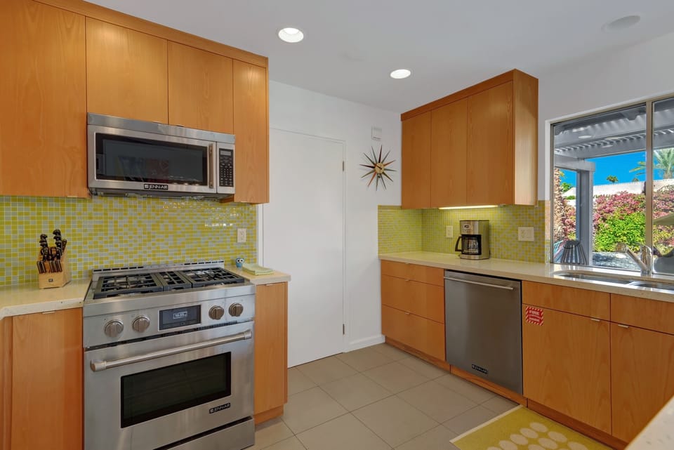 KITCHEN - Oranj Palm Vacation Homes.jpg