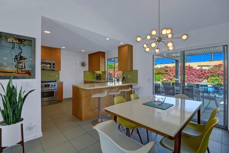DINING ROOM - Oranj  Palm Vacation Homes.jpg