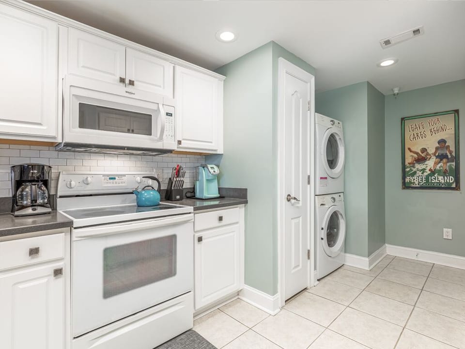 Fully Equipped Kitchen with Full Size Washer and Dryer