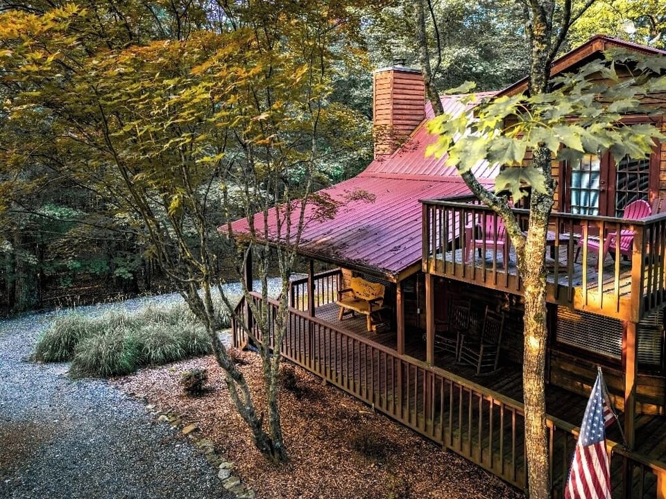 "SAUTEE WOODS" Cabin