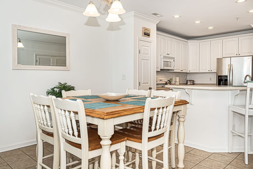 Dining area, seats 8