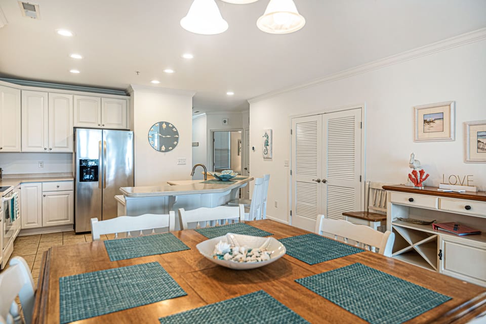 Dining area, seats 8