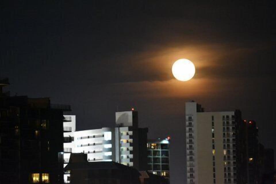 Moon rising to the East
