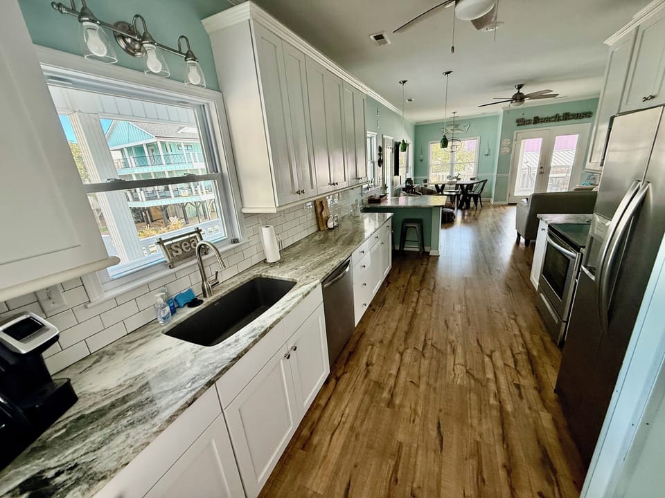 LARGE OPEN KITCHEN WITH GRANITE COUNTERTOPS