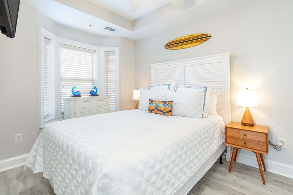Bedroom 3 with Queen bed and TV