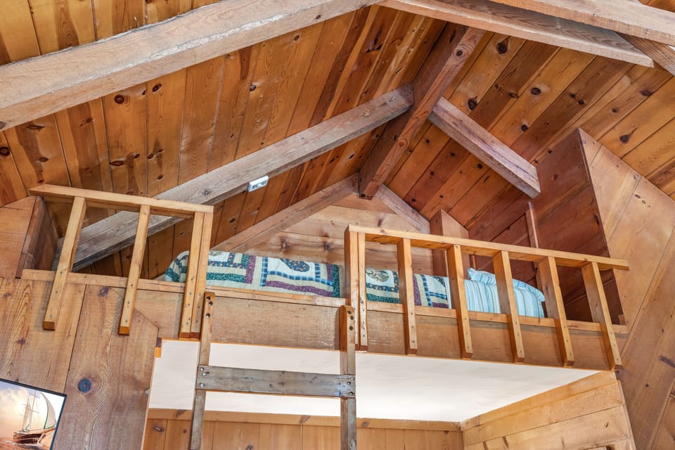 Loft with Full size memory foam mattress