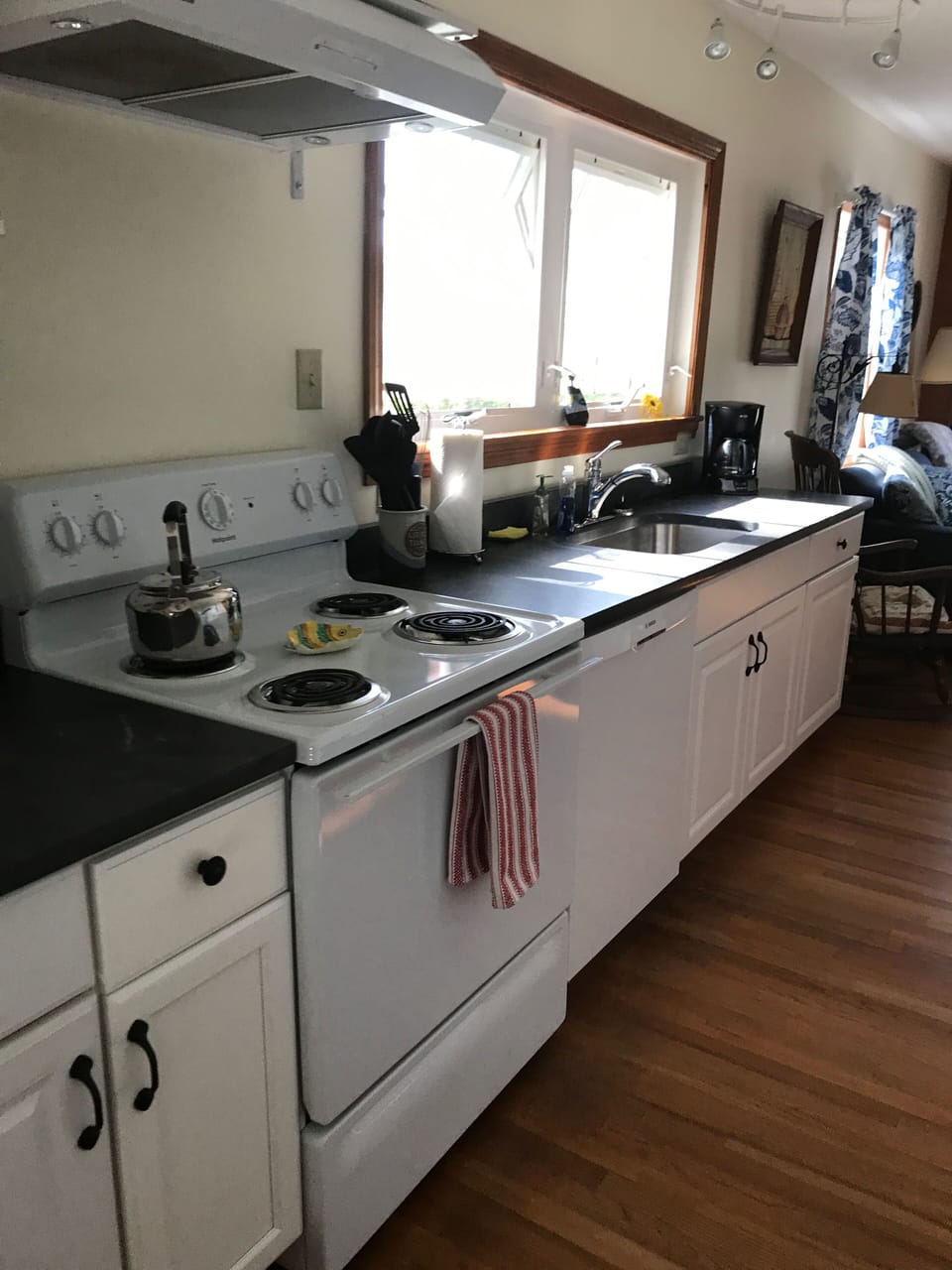 Easy access to cooking and dining