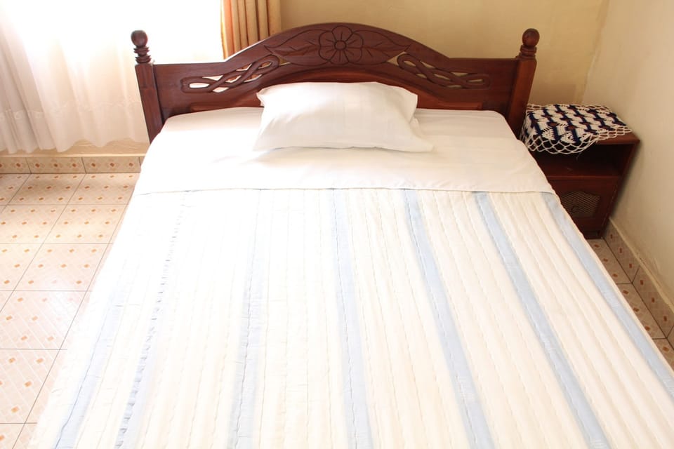 1 bedroom, desk, WiFi (free)