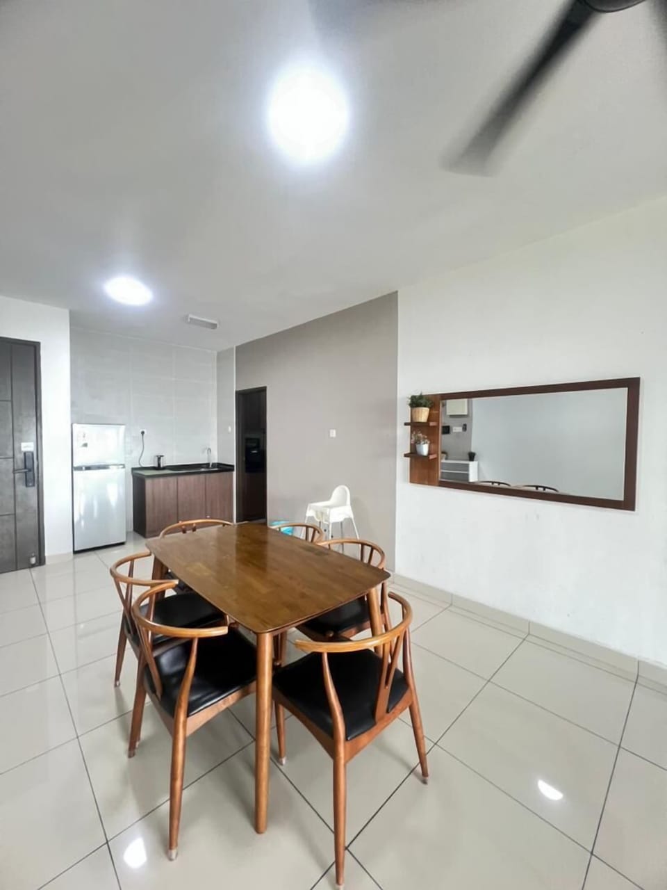 Near Mount Austin: Superior Stay (5pax) -Pool View | Private kitchen | Electric kettle