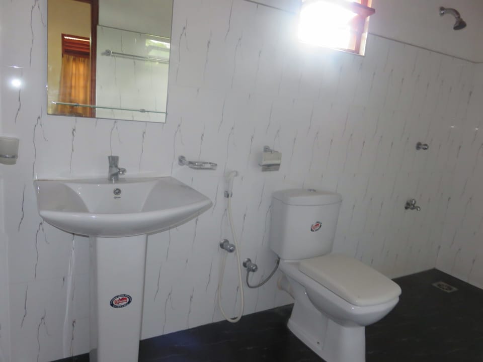 Family Room, Non Smoking | Bathroom | Shower, rainfall showerhead, towels