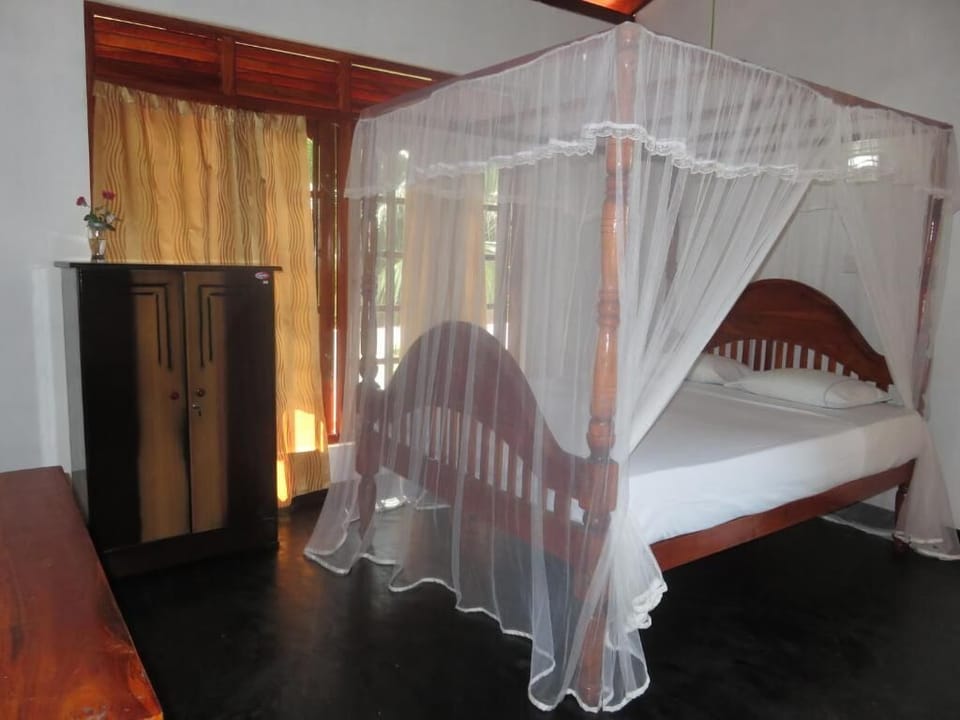 6 bedrooms, desk, free WiFi, bed sheets