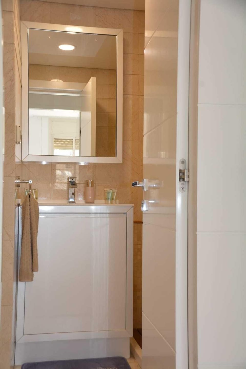 Renovated White 3BD next to Beach - Pool Apartment in Eilat