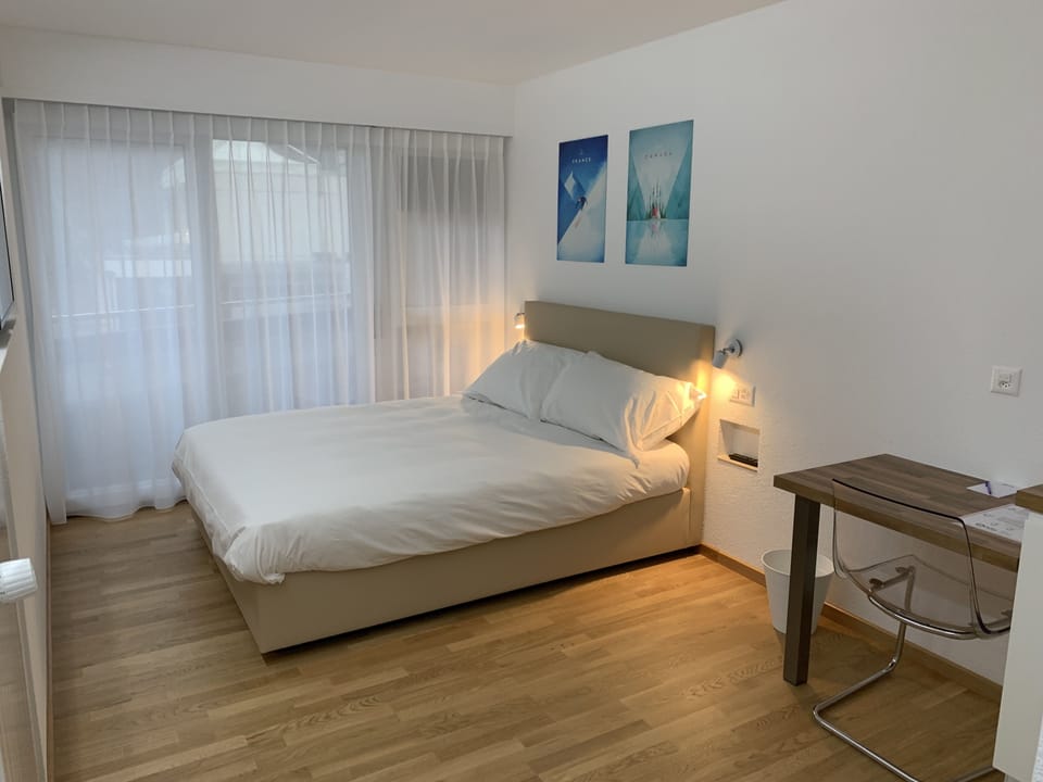Premium bedding, Select Comfort beds, free minibar, desk