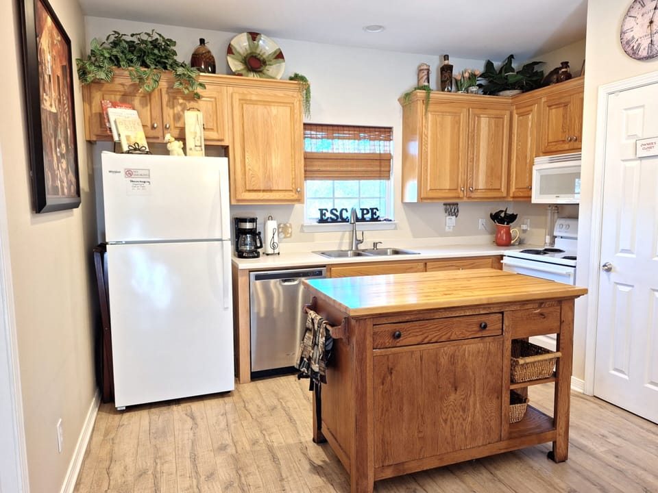 Kitchen equipped w/crock pot, lobster pot, toaster, blender, mixer, coffee maker