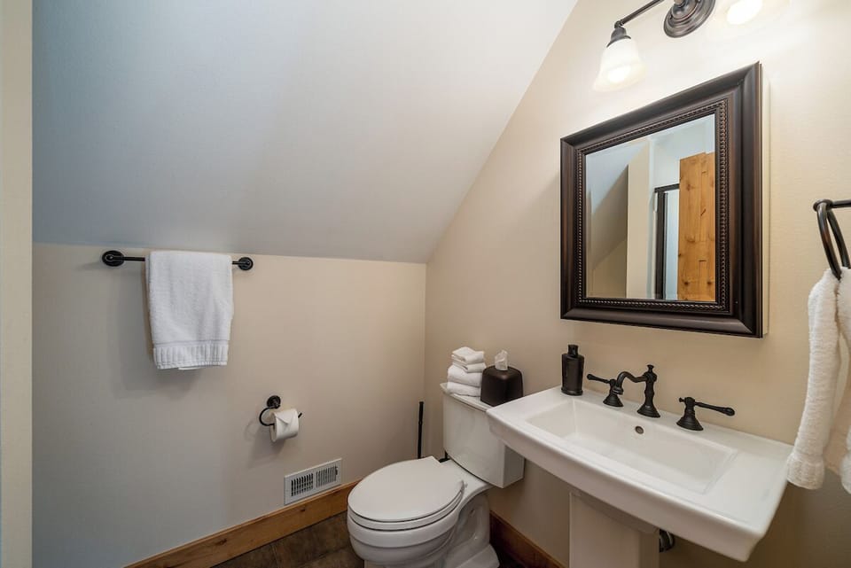 Guest Bathroom / Upper Level