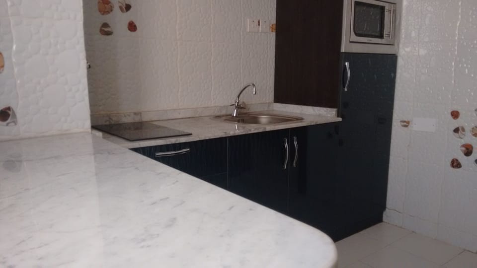Deluxe Studio Suite | Private kitchen | Fridge, microwave, electric kettle, cookware/dishes/utensils