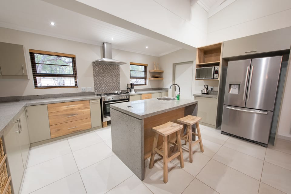 Full-size fridge, microwave, oven, stovetop