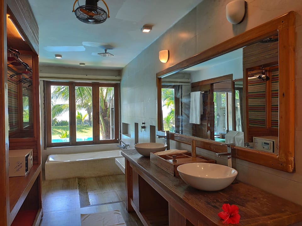 Pool Suite | Bathroom | Shower, free toiletries, slippers, towels