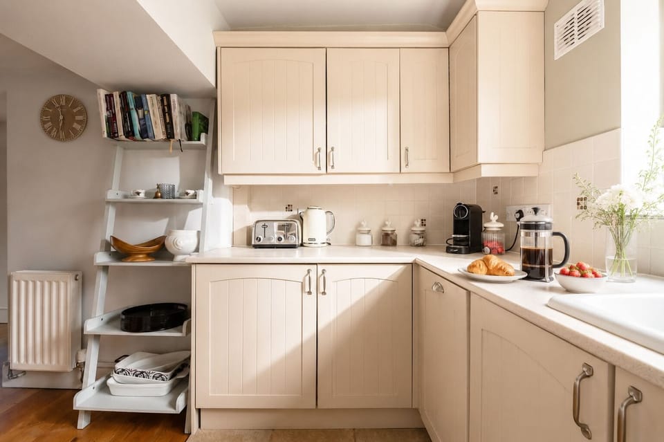 Deluxe Cottage, Private Bathroom | Shared kitchen | Highchair