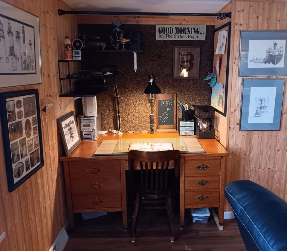 Living room: Nice desk as needed