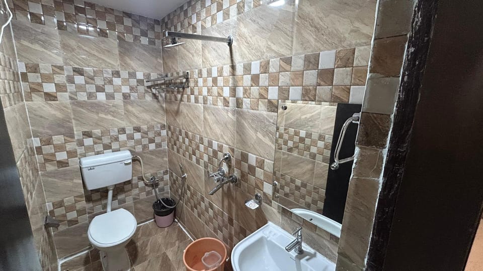Premium Quadruple Room | Bathroom | Rainfall showerhead, towels