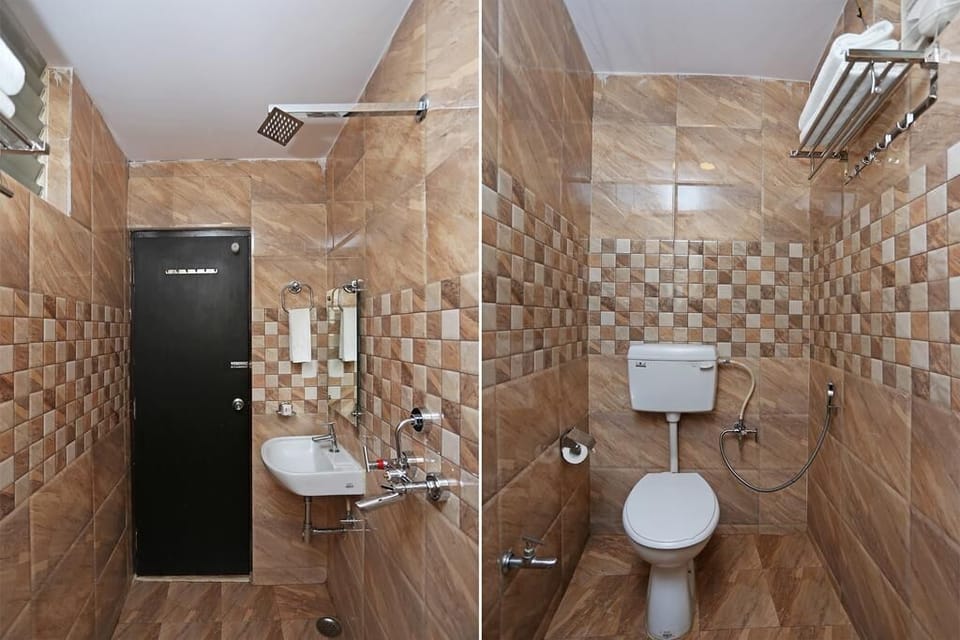 Deluxe Room, 1 King Bed, Accessible | Bathroom | Rainfall showerhead, towels