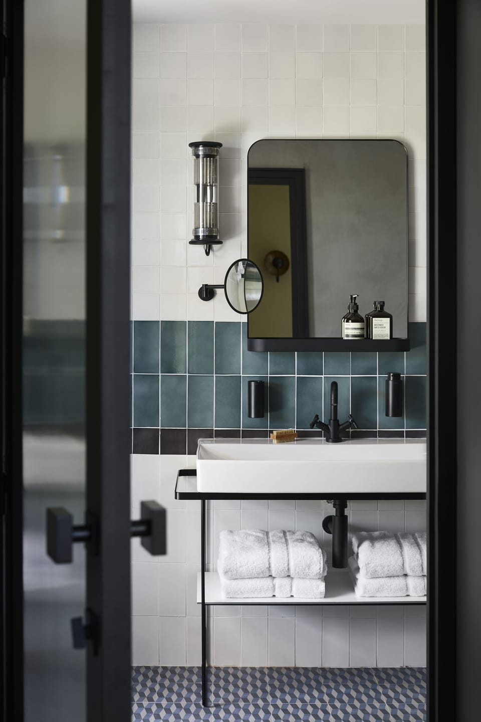 Shower, rainfall showerhead, free toiletries, hair dryer