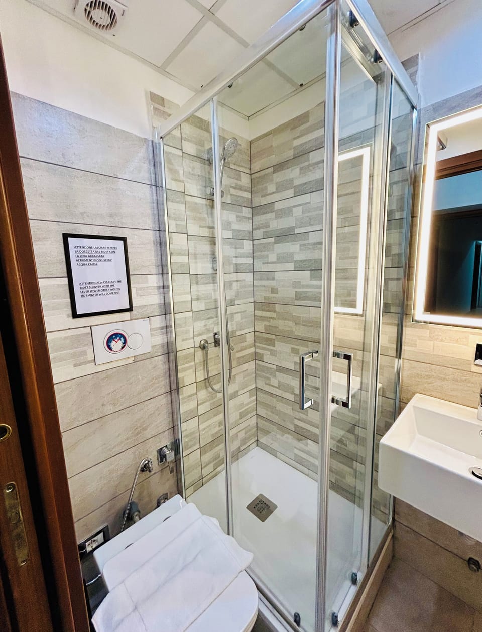 Double or Twin Room (Claudia) | Bathroom | Shower, free toiletries, hair dryer, bathrobes