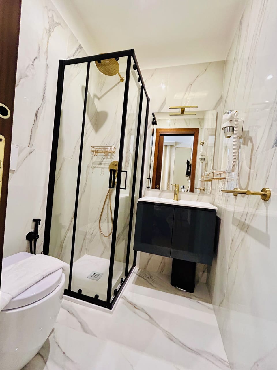 Deluxe Double or Twin Room (Olimpia) | Bathroom | Shower, free toiletries, hair dryer, bathrobes