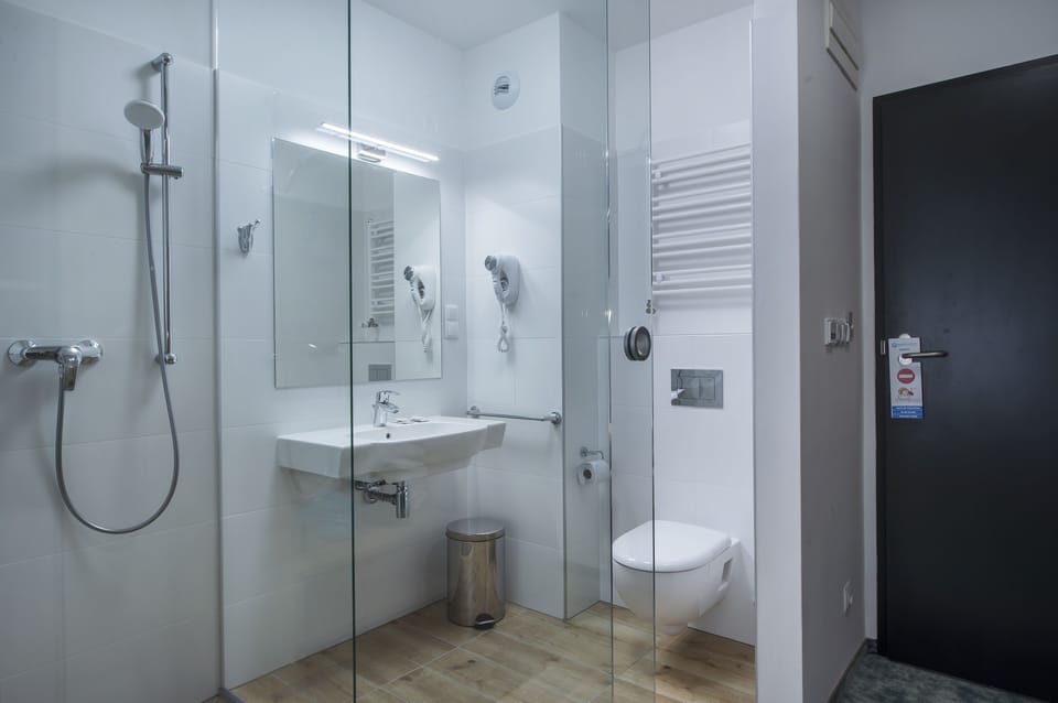 Twin Room | Bathroom | Shower, free toiletries, hair dryer, towels
