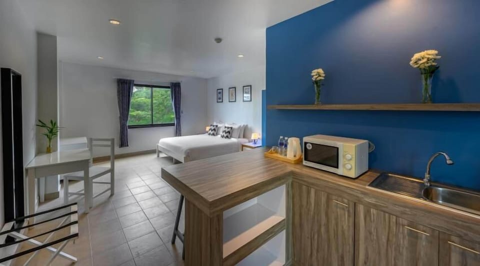 Deluxe Room, 1 King Bed, Pool View (Studio Pool View King) | In-room safe, desk, blackout drapes, iron/ironing board