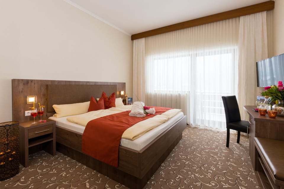 Comfort Double Room | Desk, blackout drapes, free WiFi, bed sheets