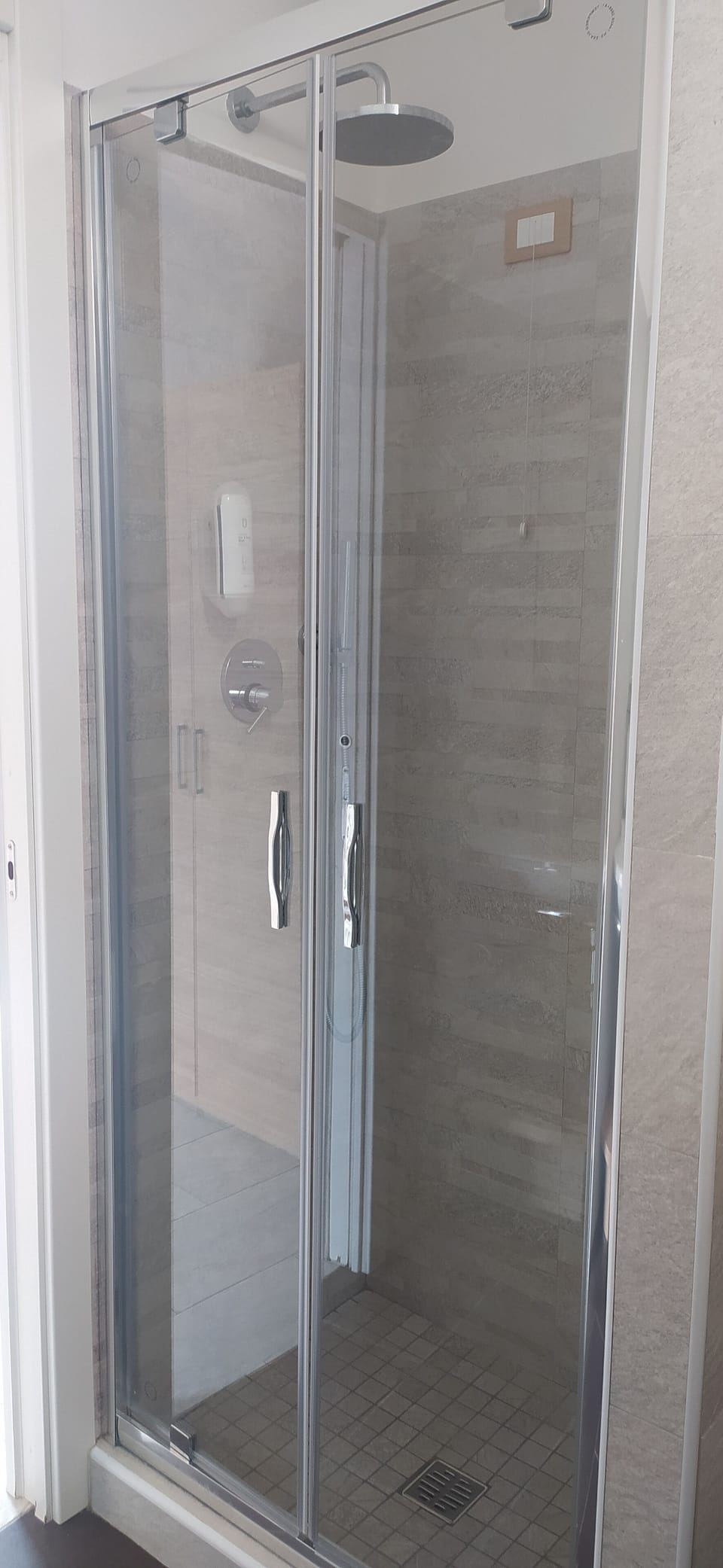 Basic Quadruple Room | Bathroom | Shower, rainfall showerhead, hair dryer, bidet