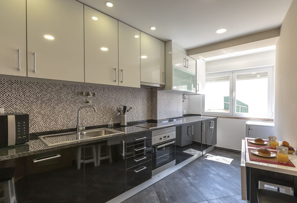 Cozinha totalmente equipada e com zona de refeições
