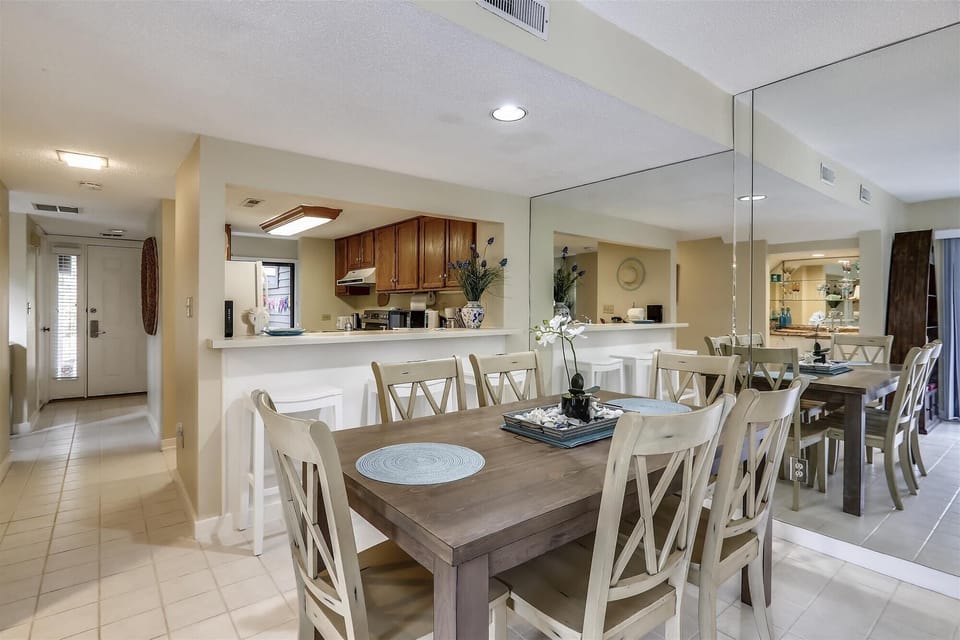 Main Level-Dining Area