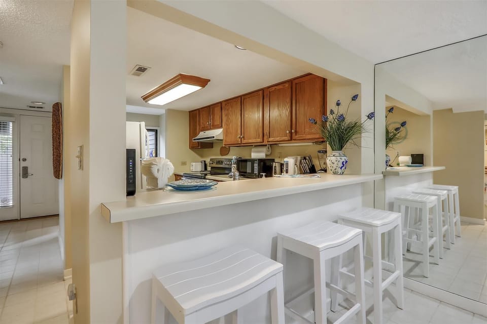 Main Level-Breakfast Bar