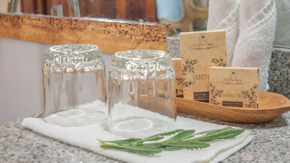 Luxury Room | Bathroom | Shower, eco-friendly toiletries, hair dryer, towels