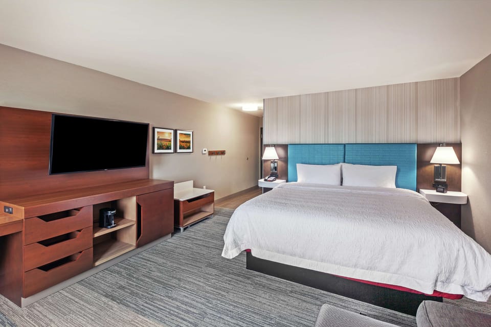 Premium bedding, in-room safe, cribs (free), rollaway beds (free)