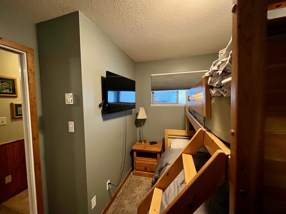 Bunk Room - Single/Double with a TV 